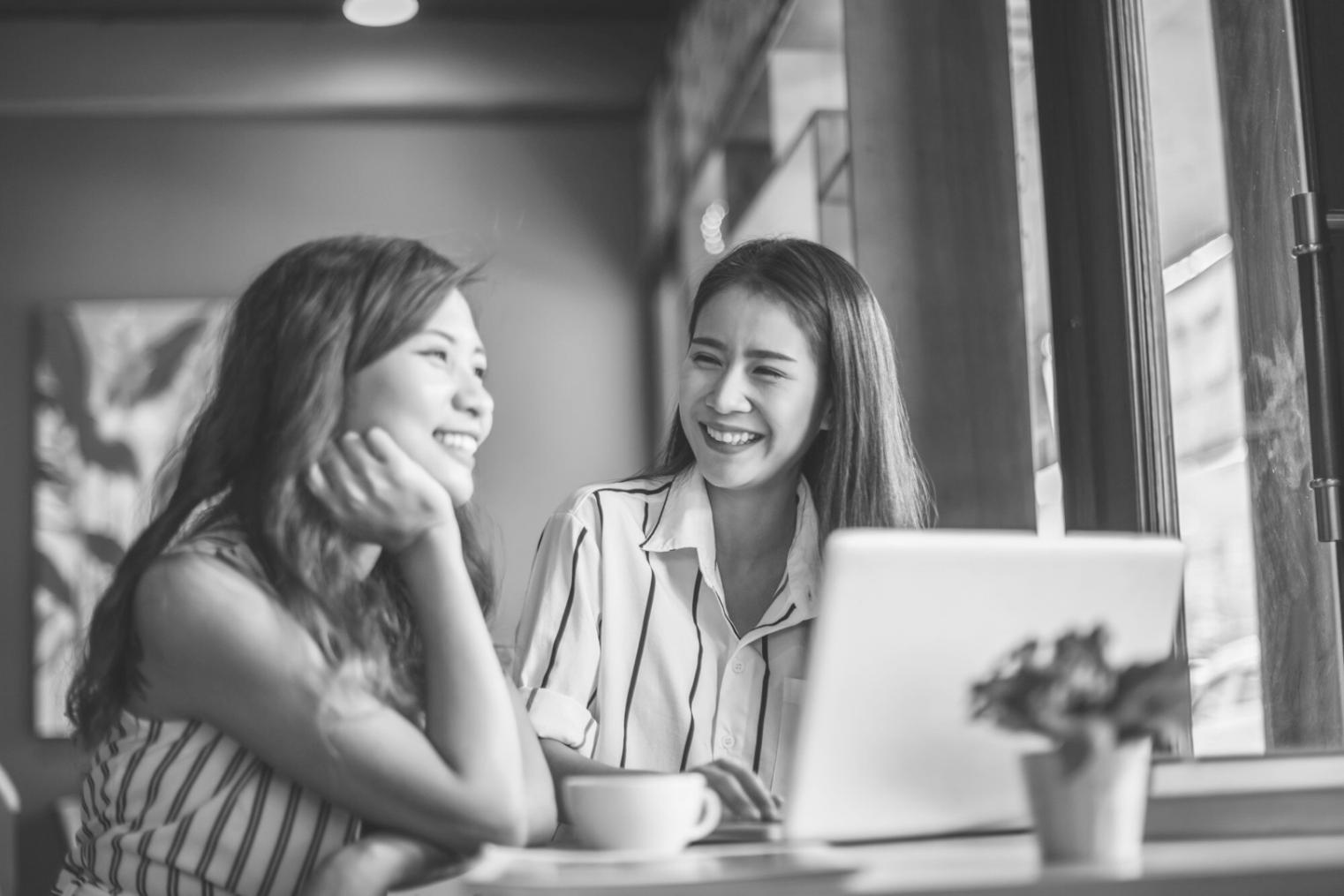 Teilnehmer arbeiten an praktischen Mobile-SEO-Übungen auf verschiedenen Geräten